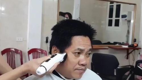 大叔爆料理发师视频,理发师背后的秘密与技巧大公开 第3张 大叔爆料理发师视频,理发师背后的秘密与技巧大公开 第3张